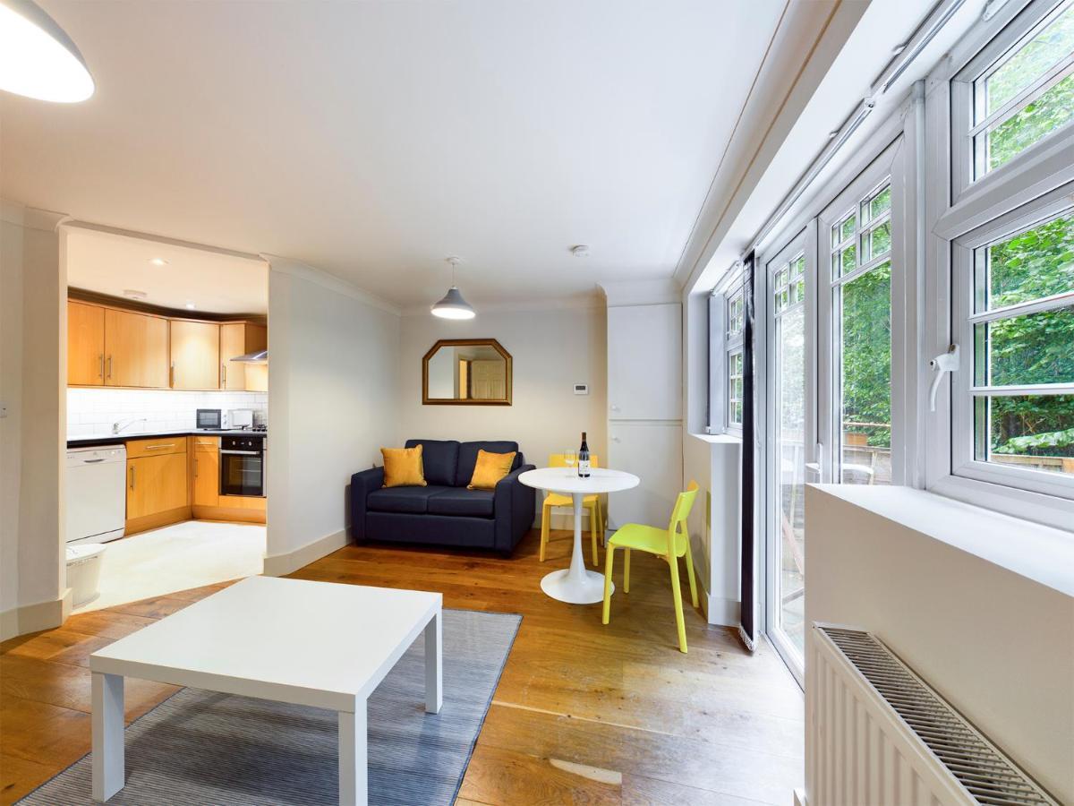Redhill Town Centre Apartment By Livingo Kültér fotó